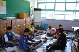 2006 방과후학교 페스티벌’이 대전무역전시관에서 오는 14일부터 나흘 동안 열린다. 사진은 인천 제물포중학교 학생들이 방과후 특기적성수업을 받고 있는 모습.  방과후학교 페스티벌 사무국 제공