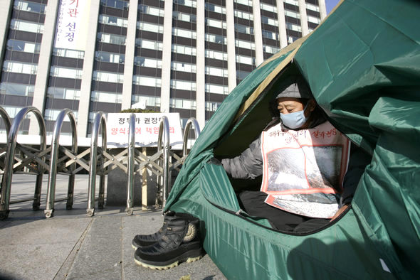 전어 양식 어민 장남규(60·전남 신안군)씨가 10일 오후 서울 계동 해양수산부 앞에서 6일째 단식 노숙 농성을 하고 있다. 전어 양식 어민들은 해수부가 전어 양식을 권장하고도 시화호 등에서 벌어지고 있는 전어 불법 어획을 막지 않아 전어값이 폭락했다며 피해 보상을 요구하고 있다. 김정효 기자 <A href="mailto:hyopd@hani.co.kr">hyopd@hani.co.kr</A>