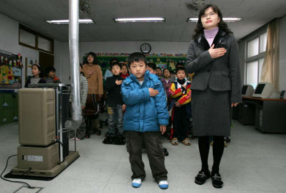 강원지역 16개 초등학교가 올해 신입생 없는 신학기를 맞이하고 16개교가 신입생이 1명 뿐인 새학기를 맞은 3월2일 오전 정선읍 가수리 정선초등학교 가수분교(분교장 임정훈)에서 한 명 뿐인 신입생 김종혁(정선읍 가탄리, 7세)군이 입학식에서 1학년 담임교사 지옥경선생과 함께 나라사랑행사 중 국기에 대한 경례를 하고 있다.강재훈 선임기자 khan@hani.co.kr