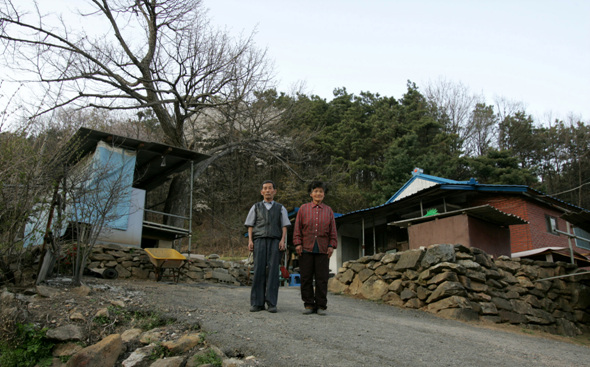 심노원씨와 구말순씨 부부는 동막골이 아닌 곳에서의 삶을 꿈에서조차 상상해본 적이 없다. 세월이 지나면서 굴삭기의 바퀴자국이 동막골 턱 밑까지 미쳤지만 노부부는 조상 대대로 살아온 이곳에서 살다 묻히고 싶을 뿐이다. 강재훈 선임기자 khan@hani.co.kr