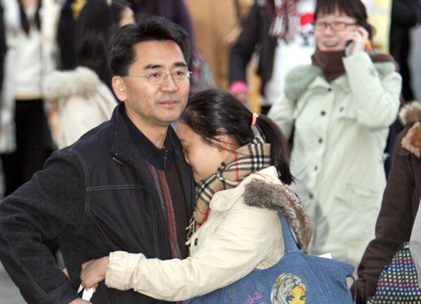 이번 수능 역시 예외없이 차가운 바람이 불어댔습니다. 수험생들에게 이날 바람이 얼마나 매섭게 느껴졌을까요?
단 하루의 시험으로 인생의 큰 부분을 결정한다는 것. 너무나 어이없는 일인 것 같습니다. 
수능을 마치고 아버지의 품에 왈칵 안겼던 여학생, 그리고 이를 바라보던 아버지의 마음. 전 알수가 없습니다.
 이런 풍경을 언제까지 봐야 하는 걸까요?
 박종식 기자 anaki@hani.co.kr