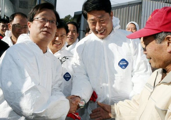 10일 전북 익산시 여산면 조류 인플루엔자(AI) 피해 농가를 방문한 강재섭 한나라당 대표(왼쪽)가 방역작업 후 이한수 익산시장과 악수를 하고 있다. 2006.12.10 (익산=연합뉴스)