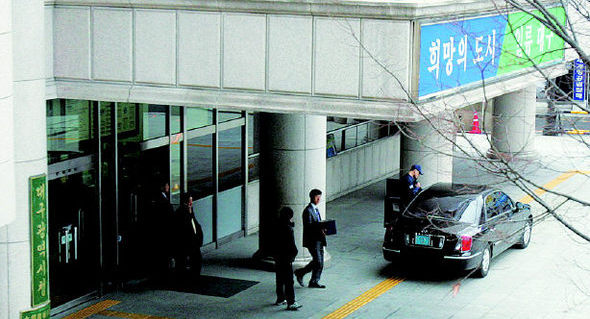대구시청 현관 막은 군장성 차량
