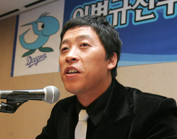이병규가 11일 서울 코엑스 인터컨티넨탈호텔에서 열린 기자회견에서 주니치 드래건스 입단과 관련한 소감과 각오 등을 밝히고 있다. 연합뉴스
