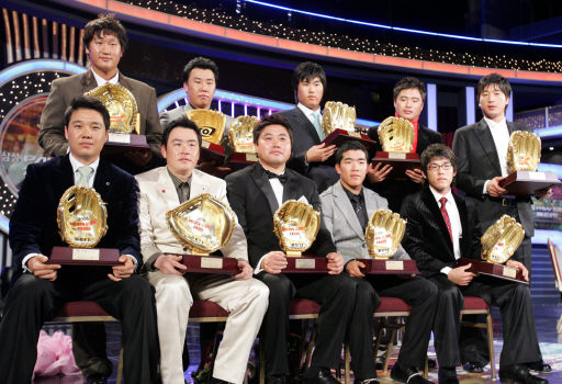 11일 2006 골든글러브 시상식에서 수상자들이 ‘황금장갑’을 들고 있다. 윗줄 왼쪽부터 오른쪽으로 이대호(1루수·롯데) 이범호(3루수·한화) 류현진(투수·한화) 박한이(외야수·삼성) 이택근(외야수·현대) 이용규(외야수·기아) 정근우(2루수·SK) 양준혁(지명타자·삼성) 진갑용(포수·삼성) 박진만(유격수·삼성). 연합뉴스