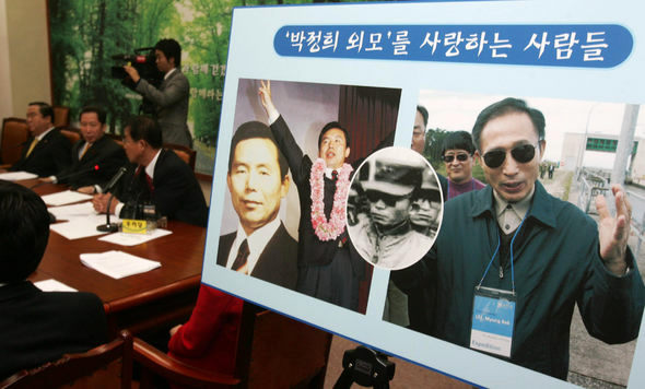 열린우리당 지도부가 13일 ‘박정희 외모를 사랑하는 사람들’이란 제목의 대형 사진을 전시해 놓고 비상대책회의를 하고 있다. 이종찬 선임기자 <A href="mailto:rhee@hani.co.kr">rhee@hani.co.kr</A>