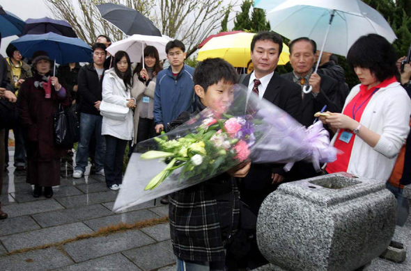 전북 임실 덕치초등학교 학생대표 임경수군이 13일 피스앤그린보트 첫 기항지인 일본 후쿠오카현에서 한국인 징용희생자 위령비에 헌화하고 있다. 후쿠오카/강재훈 선임기자 <A href="mailto:khan@hani.co.kr">khan@hani.co.kr</A>