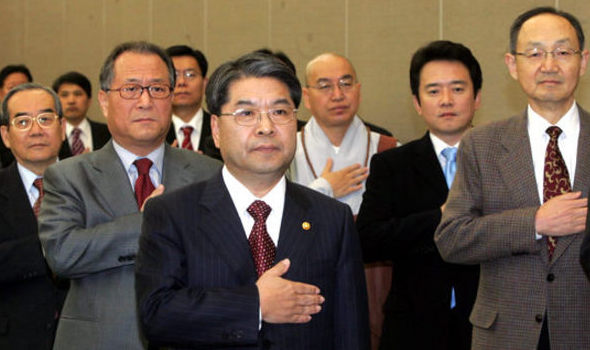 이재정 통일부 장관(가운데)과 임동원·정세현 전 통일부 장관(왼쪽부터) 등 전·현직 장관들이 13일 서울 효창동 백범기념관에서 열린 2006 정당·종교·시민사회단체 공동회의에 참석해 국민의례를 하고 있다. 김종수 기자 <A href="mailto:jongsoo@hani.co.kr">jongsoo@hani.co.kr</A>