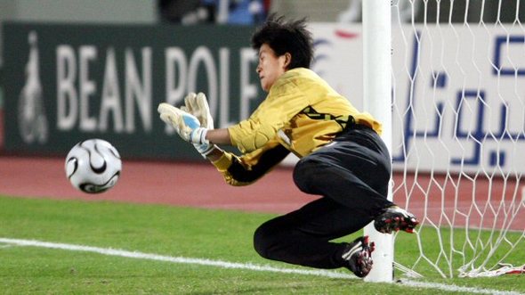 지난해 10월 미국 NBC는 혈액암에 걸린 축구선수 38명 가운데 34명이 골키퍼였다며 골키퍼가 다른 선수들보다 유해물질을 함유한 인조잔디에 노출되는 시간이 많기 대문이라고 보도했다. 연합뉴스 지난해 10월 미국 NBC는 혈액암에 걸린 축구선수 38명 가운데 34명이 골키퍼였다며 골키퍼가 다른 선수들보다 유해물질을 함유한 인조잔디에 노출되는 시간이 많기 대문이라고 보도했다. 연합뉴스
