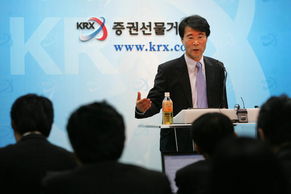 한국기업지배구조펀드(KCGF) 고문인 장하성 고려대 교수가 14일 오전 서울 여의도 증권선물거래소에서 기자회견을 열어 태광그룹과 이룬 지배구조개선 합의 내용을 설명하고 있다. 이정아 기자 leej@hani.co.kr