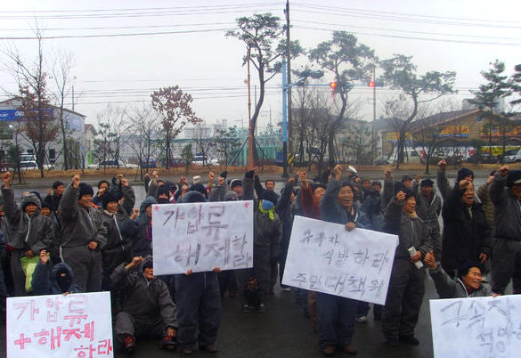 13일 경남 밀양시청 정문 앞에서 밀양 감물리 주민들이 생수공장 허가 취소를 요구하며 항의집회를 열고 있다.