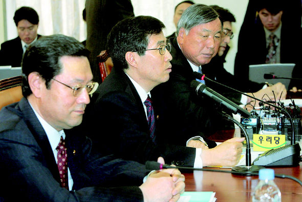 <b>이번엔 제대로 잡을까…</b>15일 오전 국회에서 열린 부동산 당정 협의회에서, 권오규 경제부총리(가운데)가 열린우리당 부동산특위 위원들에게 정부 입장을 밝히고 있다. 김종수 기자 <A href="mailto:jongsoo@hani.co.kr">jongsoo@hani.co.kr</A>