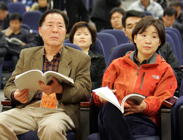 민주노동당의 대선 후보로 거론되는 권영길(왼쪽), 심상정 의원이 16일 오후 서울 역삼동 현대해상화재 대회의실에서 열린 제7차 중앙위원회에 참석해 주제 발표를 듣고 있다.  탁기형 선임기자 khtak@hani.co.kr
