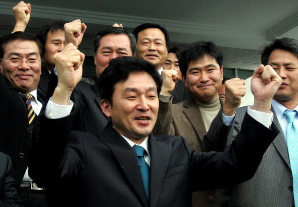 한나라당 소장파 핵심인 원희룡 의원이 17일 서울 염창동 당사 기자실에서 당 대선후보 경선 출마를 선언한 뒤 지지자들의 연호를 받으며 당사를 나서고 있다. 김종수 기자 jongsoo@hani.co.kr