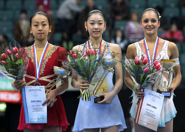 김연아(가운데)가 2위 일본의 아사다 마오(왼쪽), 3위 스위스의 사라 마이어와 함께 시상대에 올라 환하게 웃고 있다. 상트페테르부르크/AP 연합