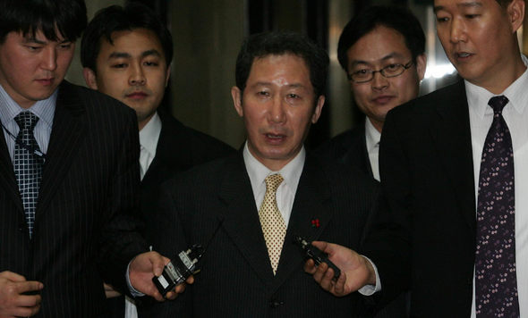 김근태 열린우리당 의장(가운데)이 21일 오후 내년 초 치를 전당대회 등을 논의하기 위한 비상대책위원회 회의에 참석하기 위해 국회에 있는 당 의장실로 들어서고 있다. 이종찬 선임기자 <A href="mailto:rhee@hani.co.kr">rhee@hani.co.kr</A>