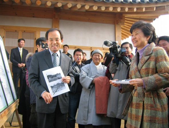 외가 복원 보고받는 박 전 대표 한나라당 박근혜 전 대표가 충북 옥천의 어머니 생가 마당서 복원상황을 보고 받으며 밝게 웃고 있다.(연합뉴스)