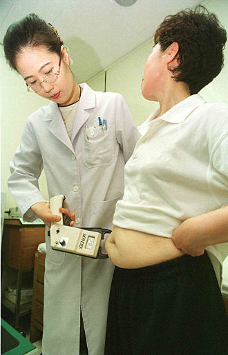 서울 ㅅ병원 비만클리닉에서 체질량지수를 측정하고 있다.
 윤운식 기자 <A href="mailto:yws@hani.co.kr">yws@hani.co.kr</A>