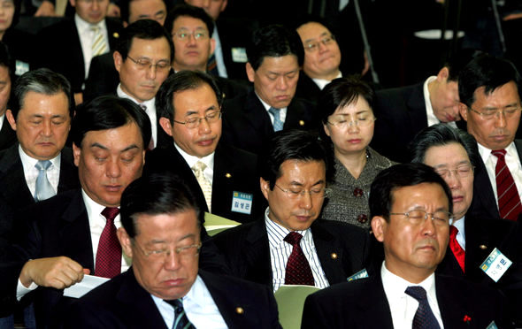 27일 오후 국회에서 열린 열린우리당 의원 워크숍에서, 의원들이 무거운 표정으로 김근태 의장의 인사말을 듣고 있다. 워크숍에선 통합신당파와 당 사수파가 격렬하게 맞붙었다. 김종수 기자<A href="mailto:jongsoo@hani.co.kr">jongsoo@hani.co.kr</A>