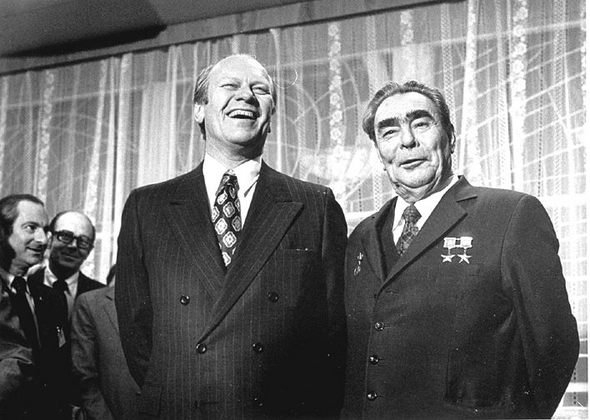 26일 숨진 제럴드 포드 전 미국 대통령이 옛 소련 지도자 레오니드 브레즈네프와 1974년 11월24일 블라디보스토크에서 만나 웃고 있다. AP