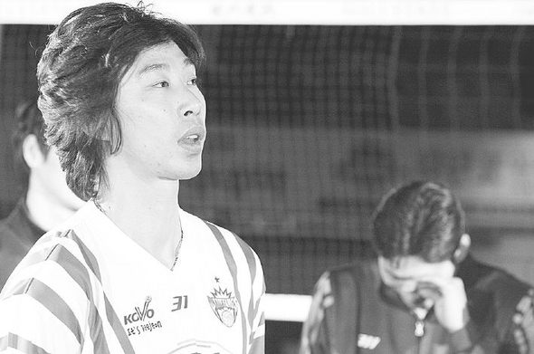 정장을 벗고 마지막 유니폼을 입은 김세진이 27일 은퇴식을 하자, 삼성화재 동료 신진식 등이 울먹이고 있다. 대전/연합뉴스
