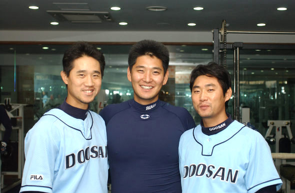 잠실야구장에서 벌써부터 2007 시즌을 준비 중인 안상준 정성훈 강동우(이상 두산·왼쪽부터)에게 겨울은 휴식시간이 아닌, 또다른 훈련기간이다. 두산 베어스 제공