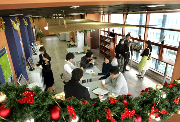 29일 낮 서울 구로구 서울디지털단지 내 중소벤처기업 엠디에스테크놀로지에 마련된 사내 카페에서 사원들이 이야기를 나누고 있다. 문화 불모지로 불려온 공단에서 사원들의 삶의 질을 높이기 위한 새 바람이 중소 벤처기업을 중심으로 일고 있지만 아직은 극소수에 불과하다. 김종수 기자 jongsoo@hani.co.kr