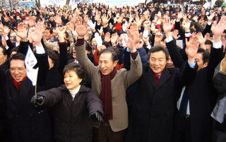 박근혜 전 한나라당 대표, 이명박 전 서울시장, 손학규 전 경기지사(이상 왼쪽 두번째부터) 등 한나라당 대선 주자들이 1일 아침 서울 남산에서 열린 단배식에 참석해 강재섭 당 대표, 김형오 원내대표 등 당직자 및 당원들과 함께 만세를 외치고 있다. 국회사진기자단