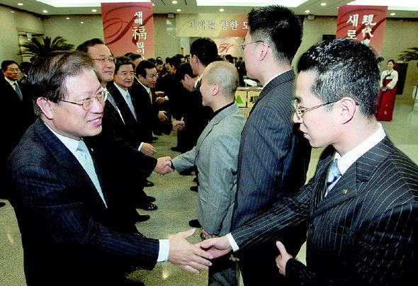 현대건설 이종수 사장(왼쪽)을 비롯한 간부들이 2일 아침 서울 계동 본사 로비에서 출근하는 직원들과 일일이 악수하고 있다. 이정용 기자 <A href="mailto:lee312@hani.co.kr">lee312@hani.co.kr</A>