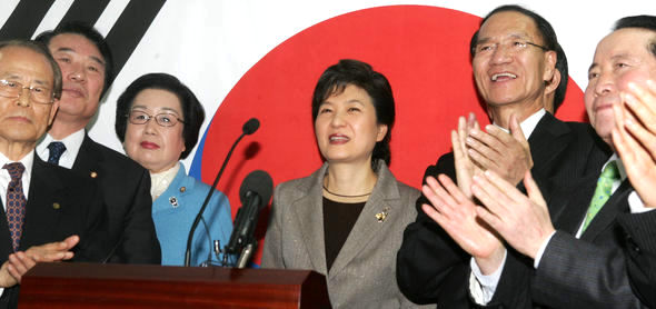박근혜 전 한나라당 대표가 3일 서울 여의도 자신의 사무실에서 열린 신년인사회에서 인사말을 한 뒤 배석해 있던 의원들이 박수를 치자 함께 박수를 치며 환하게 웃고 있다. 박 전 대표는 “도약이냐 추락이냐의 위기 상황에 처한 대한민국을 구해내겠다”며 “12월19일을 향한 긴 마라톤은 이제부터 시작”이라고 말했다. 이종찬 선임기자 rhee@hani.co.kr