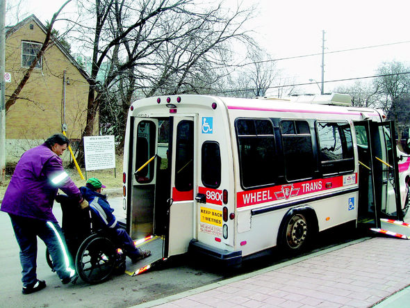 몸이 불편한 이들을 위해 토론토교통위원회(TTC)에서 운영하는 특수버스. 전화로 요청하면 버스가 와서 장애인 승객을 태우고 목적지까지 데려다 준다. 강 제공