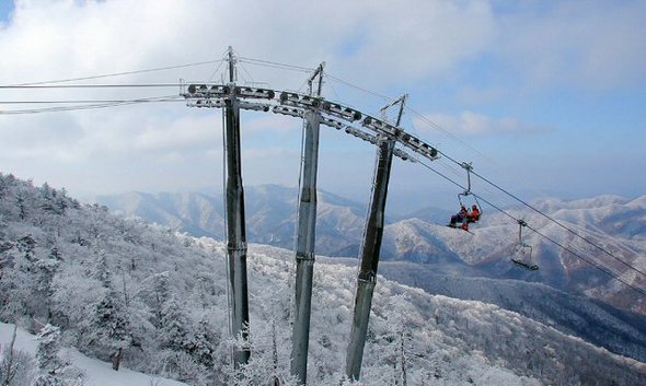 강원도 평창군 발왕산 정상(해발 1천458m)에 활짝 핀 눈꽃이 스키장과 어울려 장관을 연출하고 있다.(평창=연합뉴스) 강원도 평창군 발왕산 정상(해발 1천458m)에 활짝 핀 눈꽃이 스키장과 어울려 장관을 연출하고 있다.(평창=연합뉴스)