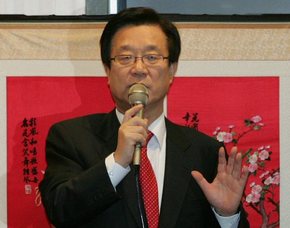 한나라당 강재섭대표가 4일 낮 여의도의 한 음식점에서 가진 출입기자단 오찬 간담회에서 인사말을 하고 있다. (서울=연합뉴스)