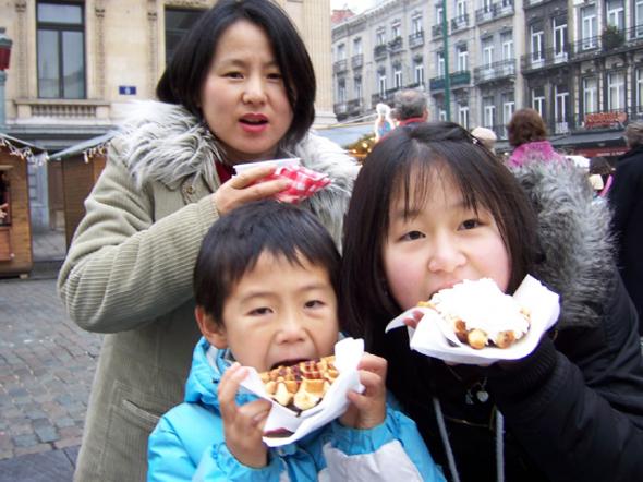 금강산도 식후경. 와플을 한입씩 와삭!