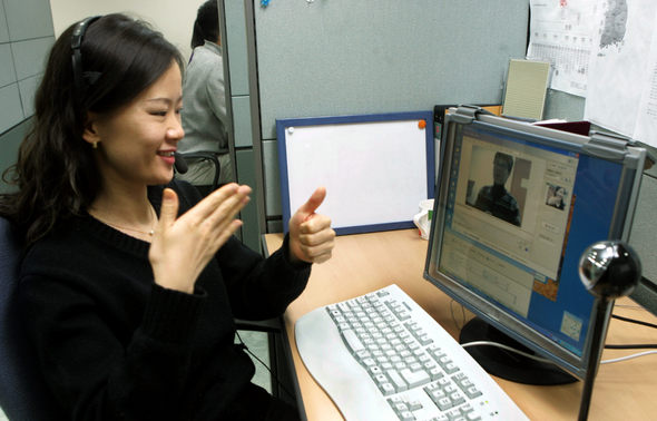 반희진 통신중계사가 지난 3일 서울 등촌동 한국정보문화진흥원 통신중계서비스센터에서 화상으로 접속한 한 청각·언어장애인과 수화로 이야기를 나누고 있다. 반씨는 전화로 연결된 비장애인에게 수화 내용을 육성으로 전달해줬다. 김종수 기자 jongsoo@hani.co.kr