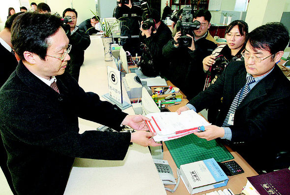 현대자동차 회사쪽 소송 대리인(왼쪽)이 8일 오전 울산지방법원 민원실에서 노조를 상대로 사상 최대 규모인 10억원의 손해배상 청구소송 서류를 제출하고 있다. 울산/연합뉴스