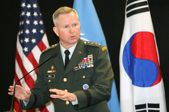 <b>“2008년 이전 약속 지켜야”</b> 버웰 벨 주한미군사령관 겸 한미연합사령관이 9일 오전 서울 용산 미 8군사령부 밴플리트 홀에서 내외신 기자회견을 열어, 미군기지의 평택 이전 지연 가능성 보도에 강한 우려를 표명하고 있다.강창광 기자 <A href="mailto:chang@hani.co.kr">chang@hani.co.kr</A>