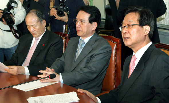 <b>반대</b> 강재섭 한나라당 대표(오른쪽)가 9일 국회에서 긴급 최고중진연석회의를 열어, 노무현 대통령이 제안한 대통령 4년중임제 개헌 제안에 대한 당의 대책을 논의하고 있다. 김종수 기자 jongsoo@hani.co.kr