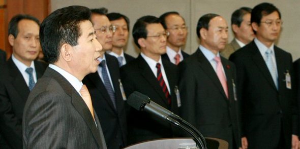 노무현 대통령이 9일 청와대에서 대통령 4년 연임제 개헌을 제안하는 특별담화를 발표하고 있다. (서울=연합뉴스)