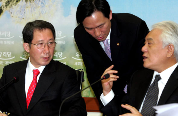 김한길 열린우리당 원내대표(오른쪽)가 10일 서울 영등포당사에서 열린 비상대책위원회의에서 우상호 대변인과 이야기를 나누고 있다. 김종수 기자<A href="mailto:jongsoo@hani.co.kr">jongsoo@hani.co.kr</A>