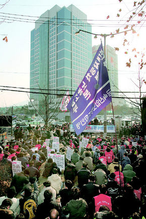 <b>현대차 노조 상경시위</b> 울산에서 올라온 현대자동차 노조원과 금속산업노련 소속 노동자들이 10일 오후 서울 양재동 현대차 본사 앞에서 집회를 열고 “정몽구 회장이 노사문제 해결에 직접 나서줄 것” 등을 요구하고 있다. 김봉규 기자 <A href="mailto:bong9@hani.co.kr">bong9@hani.co.kr</A>