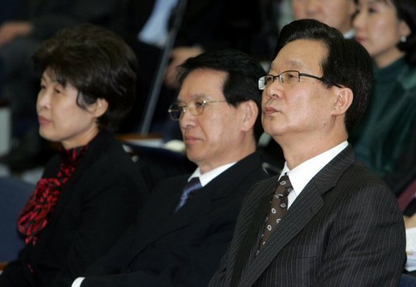 한나라당 강재섭(오른쪽부터)대표, 김형오 원내대표, 전재희 정책위의장 등 지도부가 노무현대통령의 개헌 제안에 대한 대책을 논의하기 위해 10일 국회에서 열린 의원총회에서 의원들의 발언을 듣고 있다. (연합뉴스)