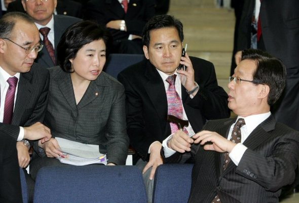 한나라당 강재섭(오른쪽)대표가 노무현대통령의 개헌 제안에 대한 대책을 논의하기 위해 10일 국회에서 열린 의원총회에서 원내대표단과 얘기를 나누고 있다.(연합뉴스)