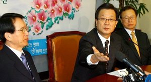 강재섭 한나라당 대표가 10일 오전 국회에서 열린 최고중진연석회의에서 참석 의원들에게 발언을 권유하고 있다.(연합뉴스)