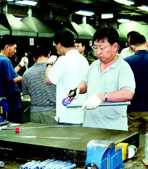 노동부 산하 ‘한국폴리텍I 서울정수대학’에서 나이든 노동자들이 기계 관련 직업훈련을 받고 있다. 취업능력을 키워주는 직업훈련은 실업자들에게는 ‘구원투수’의 구실을 한다. 한국폴리텍대학 제공