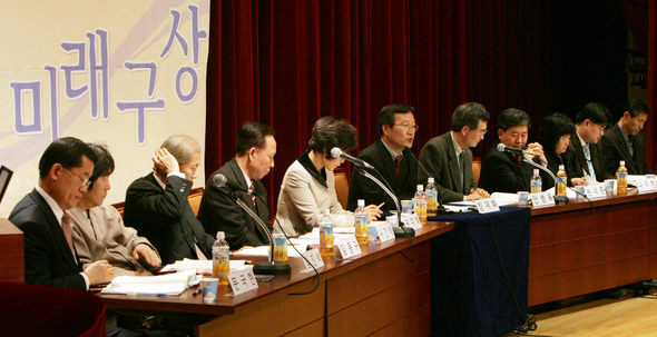 대선을 앞두고 한국사회의 미래를 위한 새로운 정치운동을 제안하는 대토론회가 12일 오후 ‘창조한국 미래구상’ 주최로 서울 조계사 한국불교역사문화기념관에서 열려 정대화(왼쪽에서 여섯번째) 상지대 교수가 발제 발언을 하고 있다. 김태형 기자 xogud555@hani.co.kr