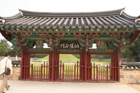 수로왕릉. 가야 건국설화에서 수로왕은 금빛 알에서 태어나 가야를 세웠으며 김해 김씨의 시조가 되었다. 
수로왕릉과 납릉 정문. 납릉 정문에 새겨진 쌍어문양은 물고기 두 마리가 머리를 맞대고 있는 모양으로, 인도에서 지금도 사용되고 있다.