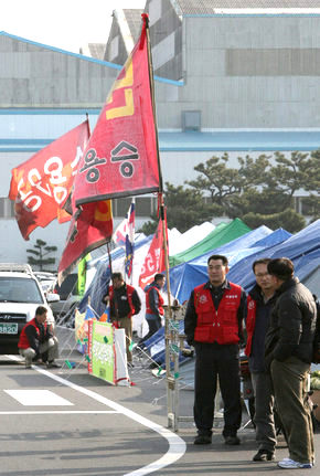 파업을 결의한 현대자동차 노조 대의원들이 지난 12일 현대자동차 울산공장 본관 앞 천막농성장에 모여 이야기를 나누고 있다. 울산/연합뉴스
