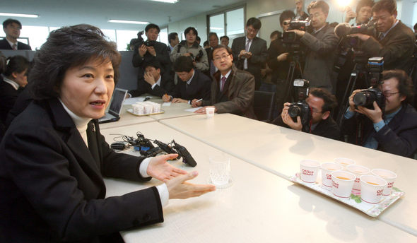 박근혜 전 한나라당 대표가 15일 오후 서울 여의도 캠프사무실에서 기자들과 만나, 당내 대선 주자에 대한 검증 필요성을 강조하고 있다. 어머니 육영수씨를 연상케 하는 헤어스타일을 유지해왔던 박 전 대표는 이날 머리를 풀어 자연스레 내린 새 헤어스타일을 선보이며 “워밍업은 끝났다”고 경선 의지를 불태웠다. 연합뉴스