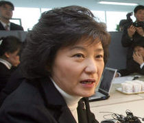 박 전 대표가 15일 머리를 자연스레 내린 새 헤어스타일을 선보였다. 연합뉴스